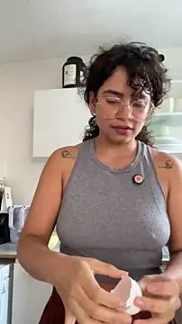 Snapshot of holaRosa chatting on 05.17.26 holaRosa online show from 05.17.26