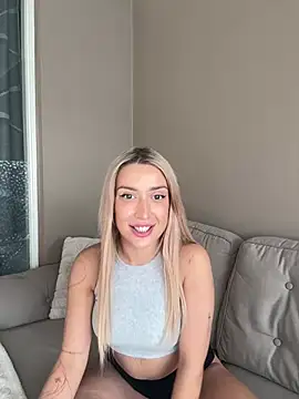 Snapshot of BlondeChiara chatting on 04.12.26 BlondeChiara online show from 04.12.26