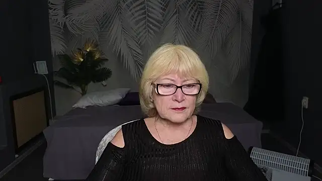 Snapshot of Zuri_Zodiac chatting on 04.16.26 Zuri Zodiac online show from 04.16.26