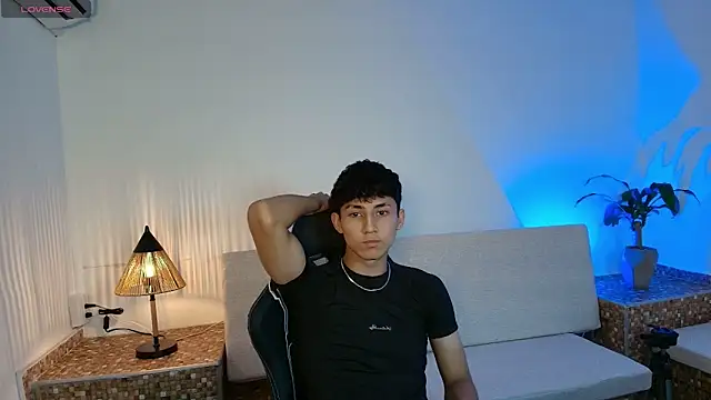 Valentino Rey online show from 04.10.26