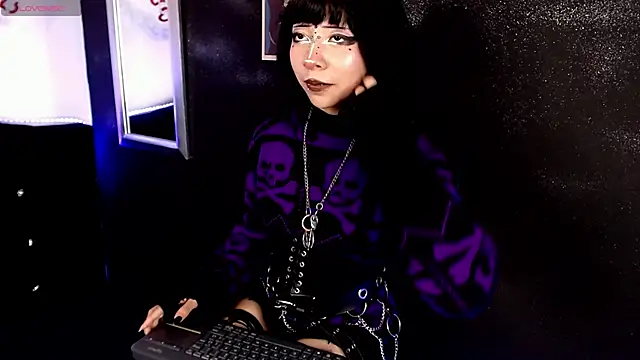 Snapshot of KiomyVamp chatting on 04.25.26 KiomyVamp online show from 04.25.26