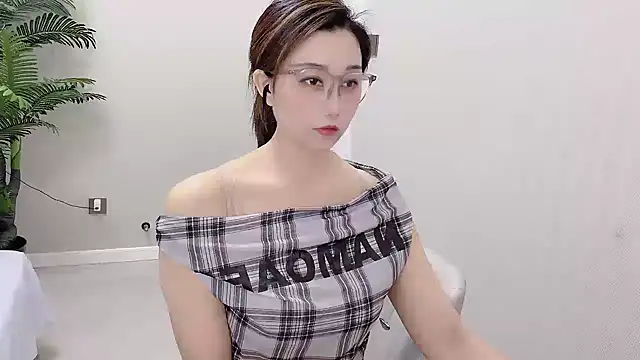 Snapshot of Yunxi- chatting on 06.15.26 Yunxi- online show from 06.15.26