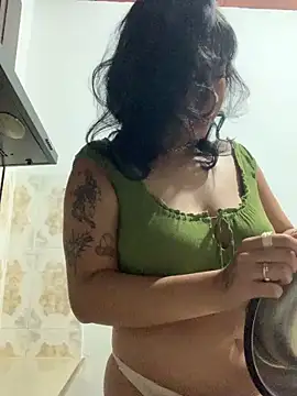 Snapshot of NefertitiXO chatting on 04.10.26 NefertitiXO online show from 04.10.26