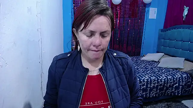 Snapshot of carolinhe26 chatting on 04.18.26 carolinhe26 online show from 04.18.26