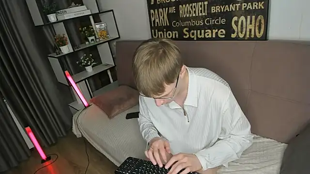 TwinkWhite online show from 05.17.26