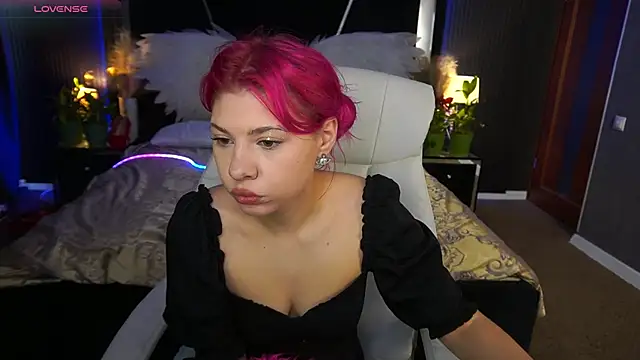 Snapshot of PinkyTrix chatting on 04.25.26 PinkyTrix online show from 04.25.26