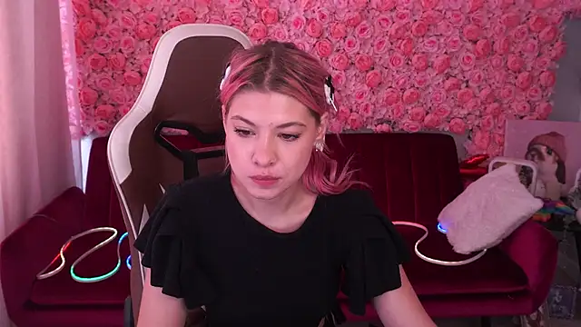 Snapshot of PinkyTrix chatting on 06.22.26 PinkyTrix online show from 06.22.26
