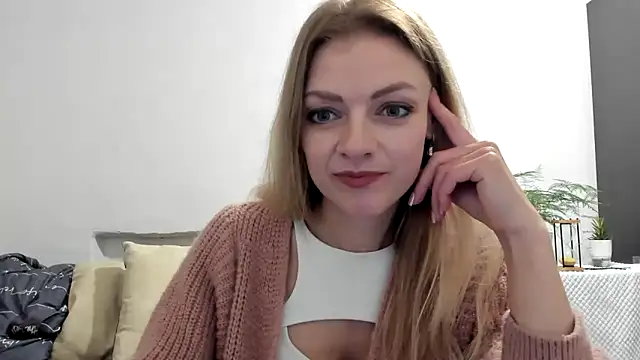 Snapshot of Severina7 chatting on 04.28.26 Severina7 online show from 04.28.26