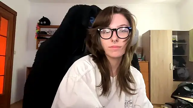 PillowPeachX online show from 04.17.26