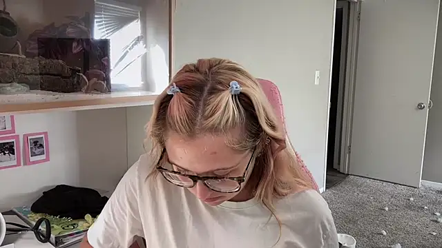 Snapshot of MUSCLEMOMMY1365 chatting on 05.28.26 MUSCLEMOMMY1365 online show from 05.28.26