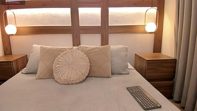 Emii Lux online show from 05.12.26