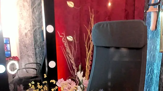 Snapshot of Queenscarlettsecret chatting on 04.16.26 Queenscarlettsecret online show from 04.16.26