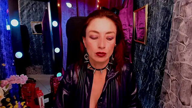 Snapshot of Queenscarlettsecret chatting on 04.25.26 Queenscarlettsecret online show from 04.25.26