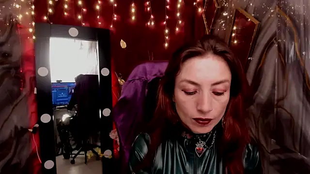 Snapshot of Queenscarlettsecret chatting on 05.04.26 Queenscarlettsecret online show from 05.04.26