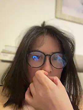 Snapshot of Faye-baby chatting on 04.25.26 Faye-baby online show from 04.25.26