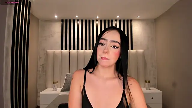 Snapshot of PaulineSanz chatting on 06.19.26 PaulineSanz online show from 06.19.26