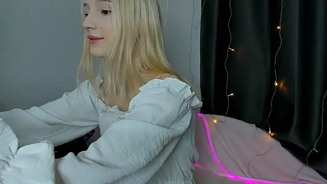 SophiaDarsly online show from 04.19.26
