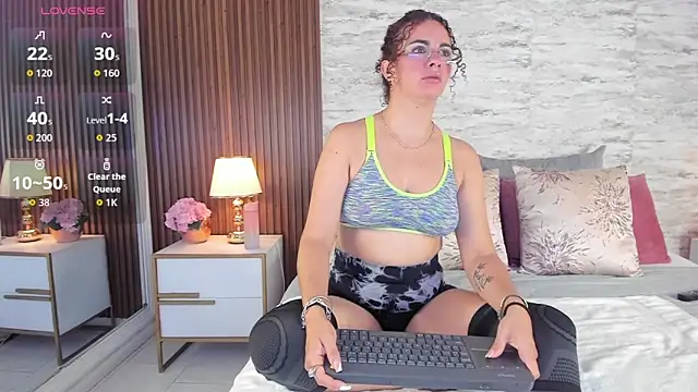 zoehiltonn online show from 05.09.26