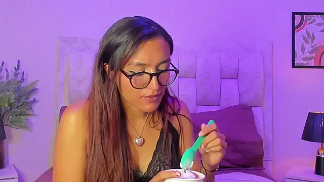 CarolinaReyy online show from 04.18.26