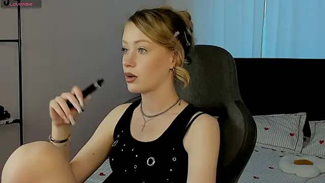 EvaHamilton online show from 05.03.26
