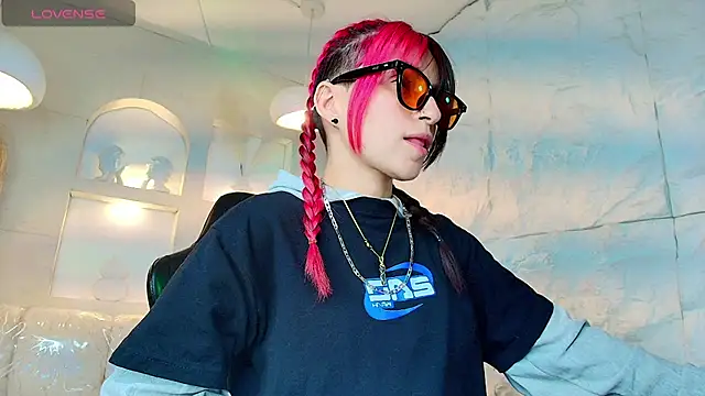 Moon Red r online show from 07.04.26