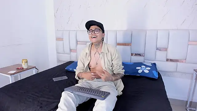 Snapshot of Antony_D_ossa chatting on 04.28.26 Antony D ossa online show from 04.28.26