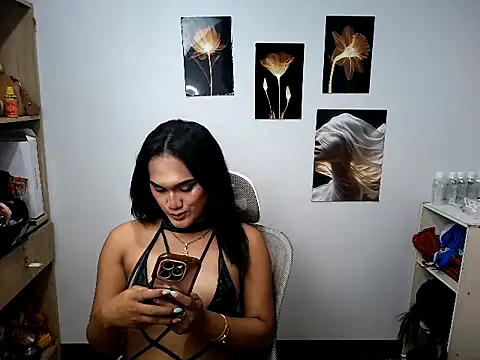 Snapshot of YourHot_Nica chatting on 04.22.26 YourHot Nica online show from 04.22.26
