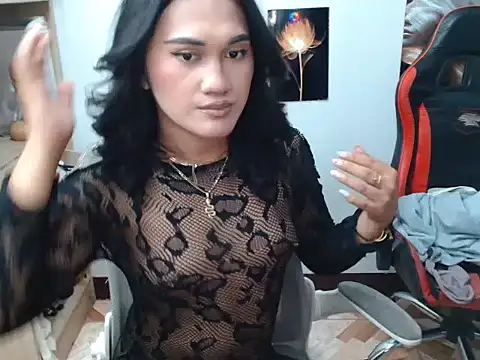 Snapshot of YourHot_Nica chatting on 04.24.26 YourHot Nica online show from 04.24.26