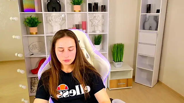 NadinnL online show from 04.30.26