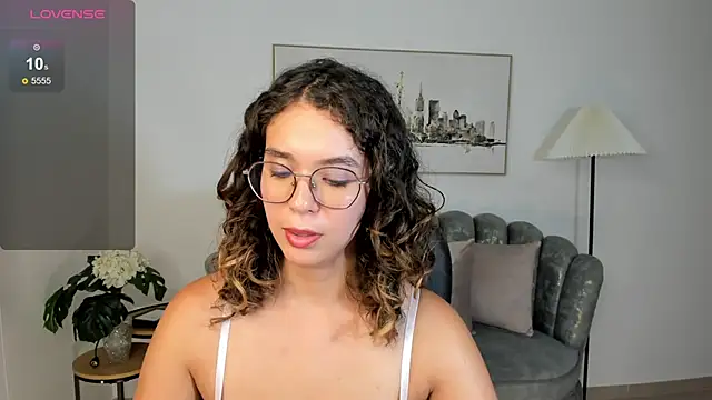 Snapshot of sienna_luxor chatting on 05.15.26 sienna luxor online show from 05.15.26
