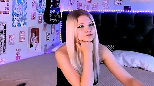 Snapshot of LunariaFox chatting on 05.14.26 LunariaFox online show from 05.14.26