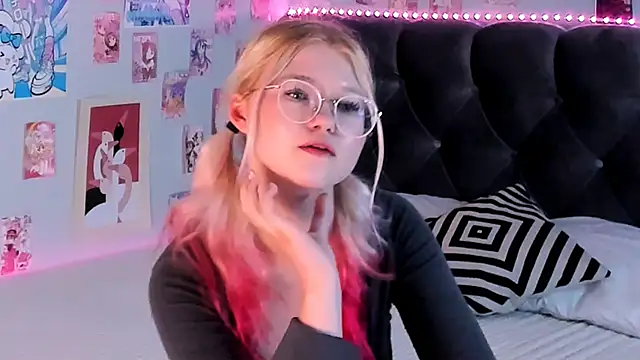 Snapshot of LunariaFox chatting on 05.31.26 LunariaFox online show from 05.31.26