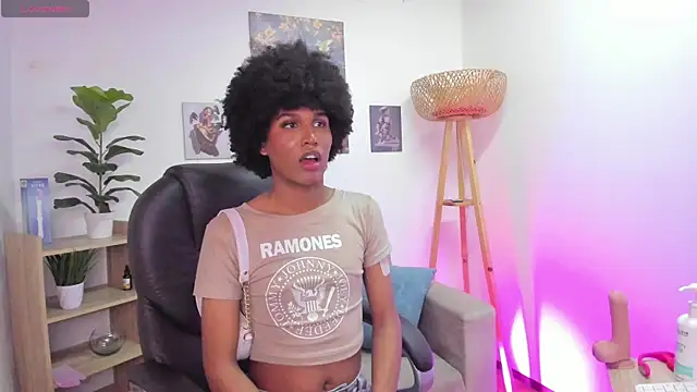Snapshot of NaomiSaenz_ chatting on 06.18.26 NaomiSaenz online show from 06.18.26