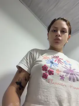 Snapshot of HayleyRoss_ chatting on 06.20.26 HayleyRoss online show from 06.20.26