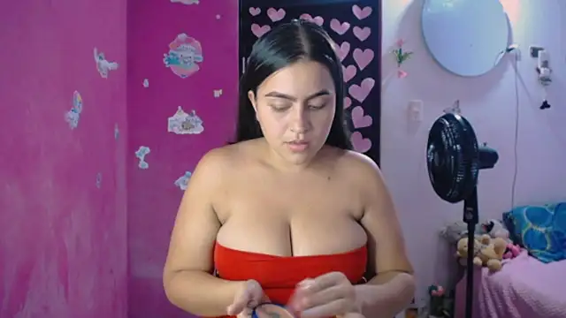 Snapshot of Kiara_tits chatting on 05.31.26 Kiara tits online show from 05.31.26