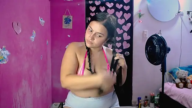 Snapshot of Kiara_tits chatting on 06.20.26 Kiara tits online show from 06.20.26
