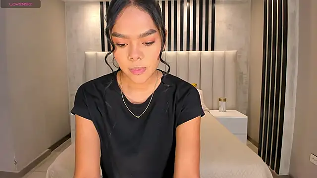 Snapshot of SaphiraJames chatting on 05.28.26 SaphiraJames online show from 05.28.26