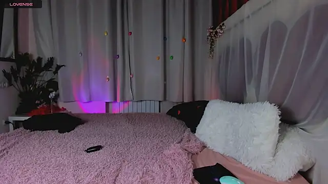 Snapshot of MaddyFever chatting on 06.19.26 MaddyFever online show from 06.19.26