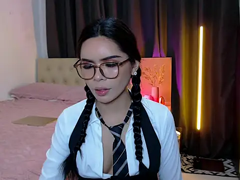 Alexandra Kenn online show from 07.06.26