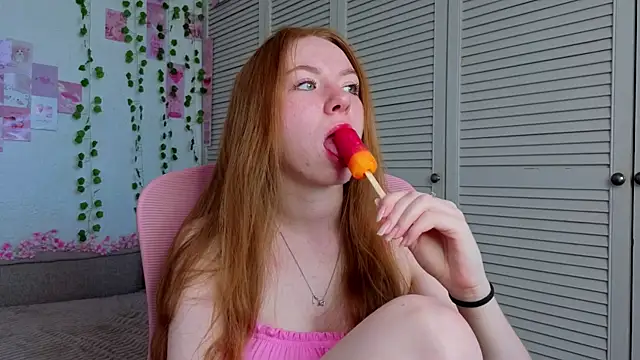 Snapshot of sabelle chatting on 06.18.26 sabelle online show from 06.18.26