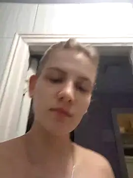 Snapshot of mooniekiss chatting on 05.20.26 mooniekiss online show from 05.20.26