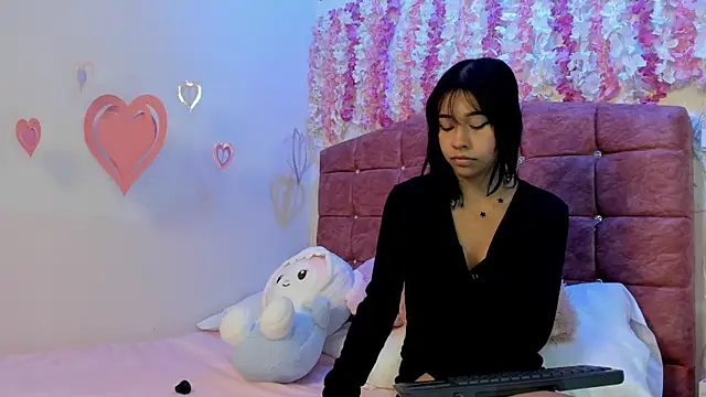 Naomy Bloom online show from 05.13.26