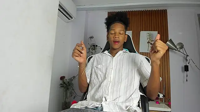 Snapshot of Afrowayuu chatting on 06.15.26 Afrowayuu online show from 06.15.26