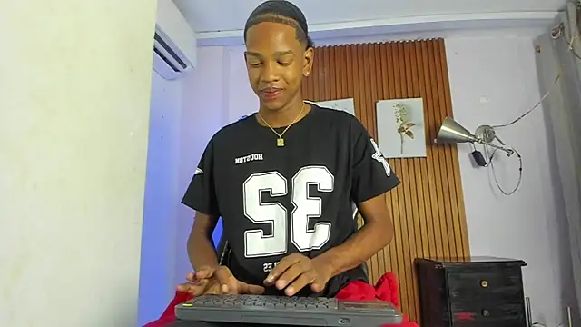 Snapshot of Afrowayuu chatting on 06.24.26 Afrowayuu online show from 06.24.26