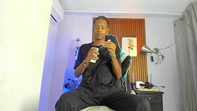 Snapshot of Afrowayuu chatting on 06.25.26 Afrowayuu online show from 06.25.26