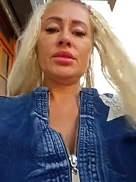 Snapshot of MILFBARBY chatting on 09.15.25 MILFBARBY online show from 09.15.25