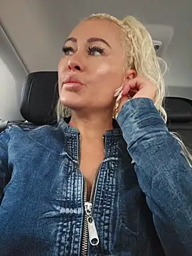 Snapshot of MILFBARBY chatting on 09.30.25 MILFBARBY online show from 09.30.25