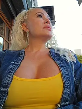 Snapshot of MILFBARBY chatting on 10.05.25 MILFBARBY online show from 10.05.25