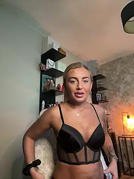 Snapshot of CharlottemilfUKx chatting on 05.20.26 CharlottemilfUKx online show from 05.20.26