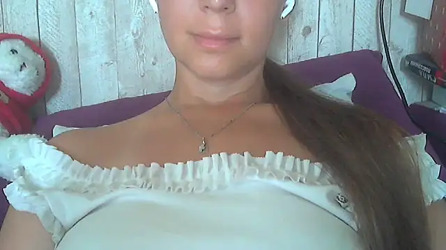 Snapshot of Bella--White chatting on 06.16.26 Bella--White online show from 06.16.26